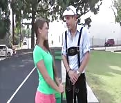 Guapa adolescente se deja follar el culo por un tiarrón