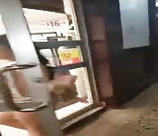 Giselle Montes desnuda en una tienda de barrio