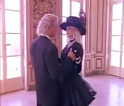 Dama exquisita con los ojos vendados y deshuesada