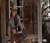 A la preciosa Dani Daniels le encanta cabalgar