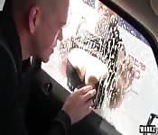 Incluso en un auto, ella folla como una profesional