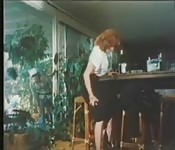 Ama de casa provocando al jardinero