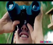 Aprovechándose de un mirón