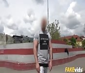 Follando en las escaleras de un edificio