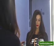 Española tetona le encanta cabalgar