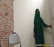 Árabe follada en un gloryhole