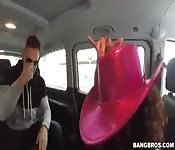 Chica española follándose a un desconocido en un bus
