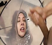 Lluvia de semen en una habitación llena de pollas