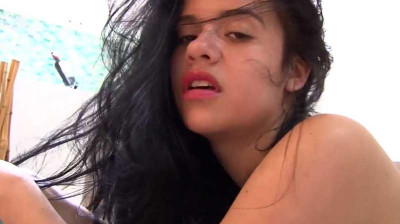 Pequeña colombiana vende flores y le gusta el sexo duro